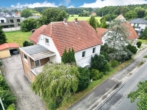 Hausansicht seite - Solide Basis für Ihr Projekt: Haus mit Garten und viel Freiraum!