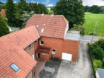 Hausansicht hinten - Solide Basis für Ihr Projekt: Haus mit Garten und viel Freiraum!