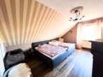 Schlafzimmer - Ihr Familienidyll: EFH mit großem Garten und ELW
