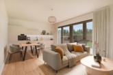 Wohnzimmer - Zentrale Neubauwohnung mit Terrasse – 2 Zimmer, modern & hell