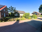 Hausansicht vorne - Ihr Familienidyll: EFH mit großem Garten und ELW