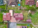 Vogelperspektive - Großzügiges Einfamilienhaus mit Einliegeroption auf 893 m² Eigentumsgrundstück