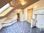 Badezimmer - Großzügiges Einfamilienhaus mit Einliegeroption auf 893 m² Eigentumsgrundstück