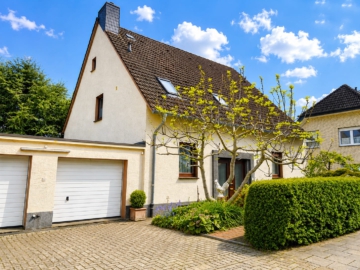 Großzügiges Zweifamilienhaus mit Gartenidylle und Potenzial in GMHütte, 49124 Georgsmarienhütte, Zweifamilienhaus