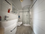 Badezimmer Dachgeschoss - Vielseitiges Wohn-/Geschäftshaus – Ihre Chance auf ein attraktives Investment!