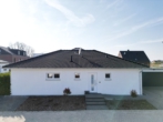 Hausansicht - Ihr Wohntraum: Neuwertiger Bungalow in Top-Lage!
