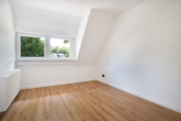 Schlafzimmer DG - 894 m² Grundstück + 4 Garagen – renoviertes Familienhaus in Grünlage
