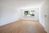 Wohnzimmer - 894 m² Grundstück + 4 Garagen – renoviertes Familienhaus in Grünlage
