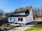 Hausansicht - 894 m² Grundstück + 4 Garagen – renoviertes Familienhaus in Grünlage