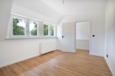 Schlafzimmer DG - 894 m² Grundstück + 4 Garagen – renoviertes Familienhaus in Grünlage