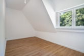 Schlafzimmer DG - 894 m² Grundstück + 4 Garagen – renoviertes Familienhaus in Grünlage