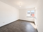 Zimmer1 1.OG - Drei Etagen voller Wohnkomfort – modern, hell und energieeffizient