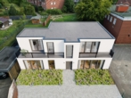 Ansicht Haus vorne - Neubau trifft Komfort: Moderne 2-Zimmer-Wohnung im EG