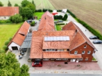 Luftaufnahme - Neuwertiges EFH inkl. weiterer Gebäude in Alleinlage!