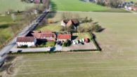 Vogelperspektive Seitenansicht - Neuwertiges EFH inkl. weiterer Gebäude in Alleinlage!