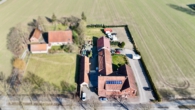 Vogelperspektive Vorderansicht - Neuwertiges EFH inkl. weiterer Gebäude in Alleinlage!