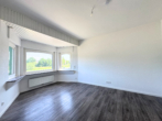 Wohnzimmer - Freistehendes Traumhaus – frisch saniert und voller Perspektiven!