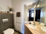 Gäste WC - Bungalow mit Stil – Kamin, Wintergarten und Raum für Träume