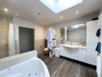 Badezimmer - Bungalow mit Stil – Kamin, Wintergarten und Raum für Träume