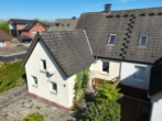 Außenansicht hinten - Modernisiertes Zuhause auf großem Grundstück – Doppelhaushälfte in Top-Zustand