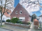 Hausansicht Vorne - Viel Raum für die ganze Familie – gepflegtes Wohnhaus mit Garten