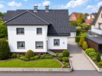 Haus und Zufahrt - Gepflegtes Einfamilienhaus mit sonnigem Garten