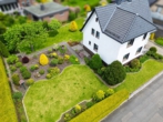 Hausansicht seitlich - Gepflegtes Einfamilienhaus mit sonnigem Garten