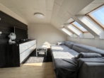 Wohnzimmer - Solide Wertanlage – Dachgeschosswohnung in begehrter Wohngegend