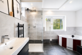 Badezimmer OG - 1670m² großes Grundstück mit 210m² Wohnfläche – EFH mit Einliegerwohnung kaufen