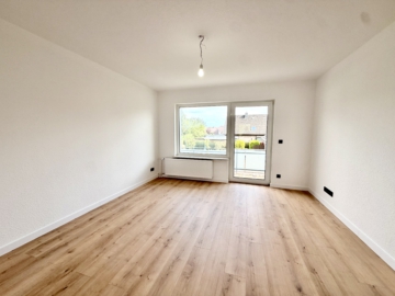 Die Gelegenheit: Hochwertig modernisierte 3-Zimmer-Wohnung mit Balkon, 49176 Hilter, Etagenwohnung