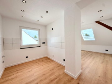 Attraktiver Renditechance – frisch sanierte Dachgeschosswohnung, 49176 Hilter, Eigentumswohnung