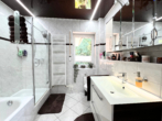 Badezimmer DG - Zuhause mit Herz – Mehrgenerationenhaus in traumhafter Lage