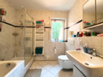 Badezimmer EG - Zuhause mit Herz – Mehrgenerationenhaus in traumhafter Lage