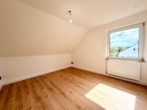 Schlafzimmer - Attraktive Kapitalanlage oder neues Zuhause – modernisierte Dachgeschosswohnung