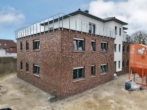 Hausansicht - Zentrale Erdgeschosswohnung mit Garten im KfW 40 Standard