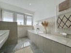 Badezimmer DG - Wohnglück im Grünen – modernisiertes Zuhause mit Gartenparadies