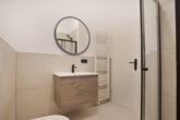 Badezimmer - Frisch renoviert, zentral und freigestellt ! Sofort einziehen oder vermieten.