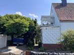 Hausansicht - Ruhige Lage? Riesiger Garten? Zwei Wohnungen? Jackpot!