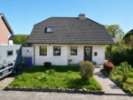 Hausansicht Vorne - Familienidyll: Gepflegtes Zuhause mit Terrasse und traumhaftem Gartenparadies