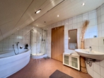 Badezimmer OG - Aus Alt mach Wow – mit Garten und Potenzial!