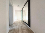Flur - Solide Wertanlage – Dachgeschosswohnung in begehrter Wohngegend