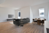 Virtuelles Staging Wohnzimmer - Modern und hochwertig! Renovierte 3-Zimmer-Wohnung mit großem Balkon