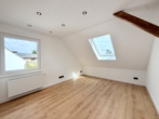 Wohnzimmer - Attraktiver Renditechance – frisch sanierte Dachgeschosswohnung