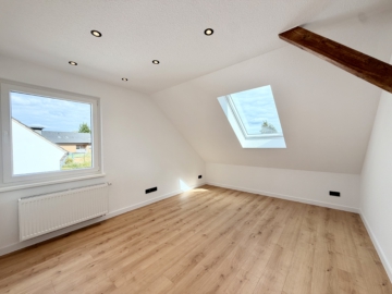 Attraktiver Renditechance – frisch sanierte Dachgeschosswohnung, 49176 Hilter, Eigentumswohnung