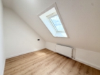 Schlafzimmer - Attraktiver Renditechance – frisch sanierte Dachgeschosswohnung