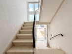 Treppenhaus - Attraktiver Renditechance – frisch sanierte Dachgeschosswohnung