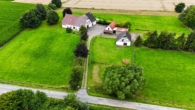 Drohnenflugbild - Resthof mit Stall und Weidefläche – Viel Platz auf eigenen Pferdehof
