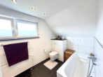 Badezimmer - Traumhaft wohnen: Moderne Doppelhaushälfte mit Garten