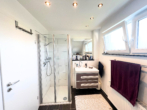 Badezimmer2 - Traumhaft wohnen: Moderne Doppelhaushälfte mit Garten