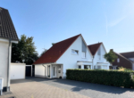 Hausansicht seitlich - Traumhaft wohnen: Moderne Doppelhaushälfte mit Garten